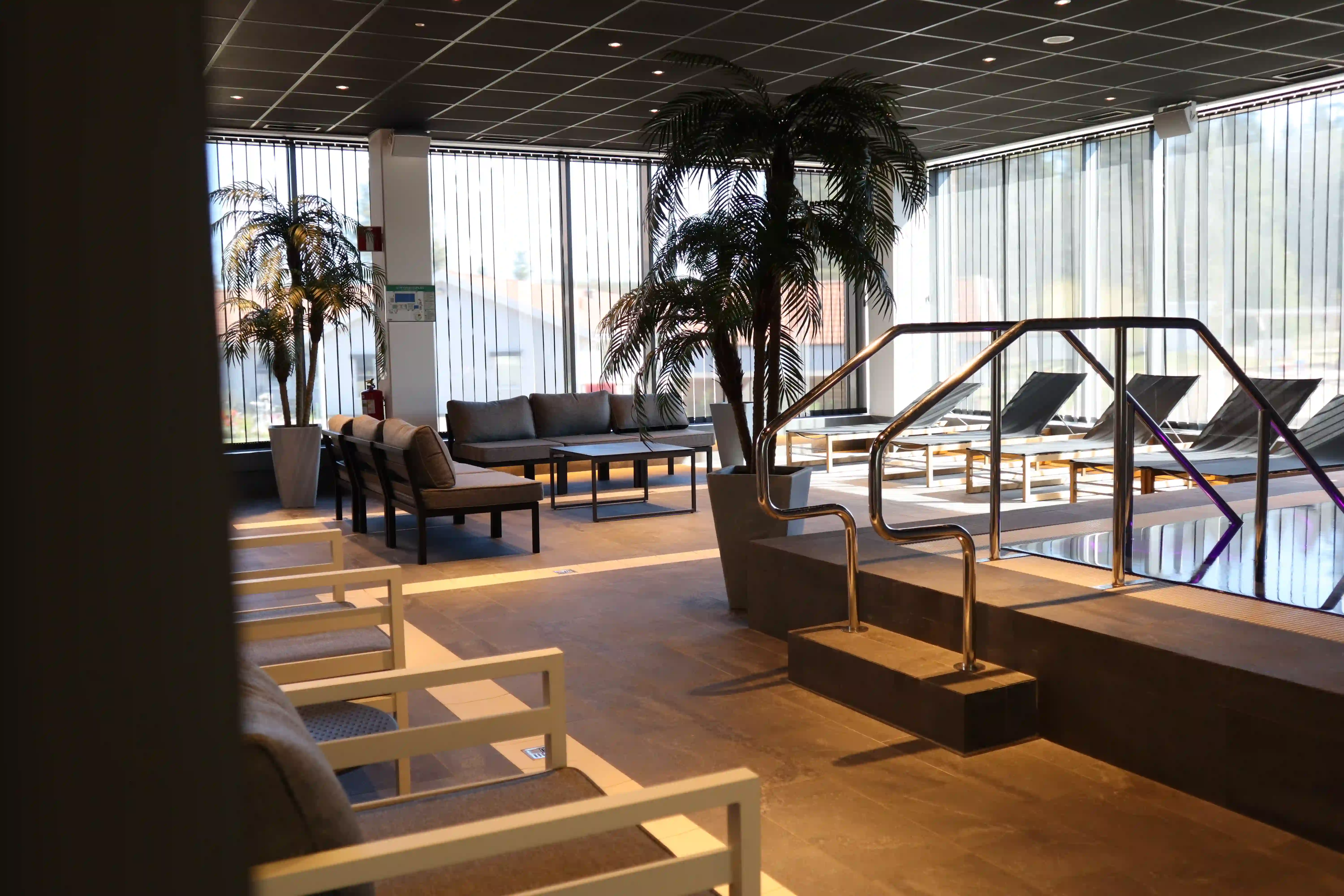 Ljus relaxavdelning med pool och vilstolar i Säffle simhall
