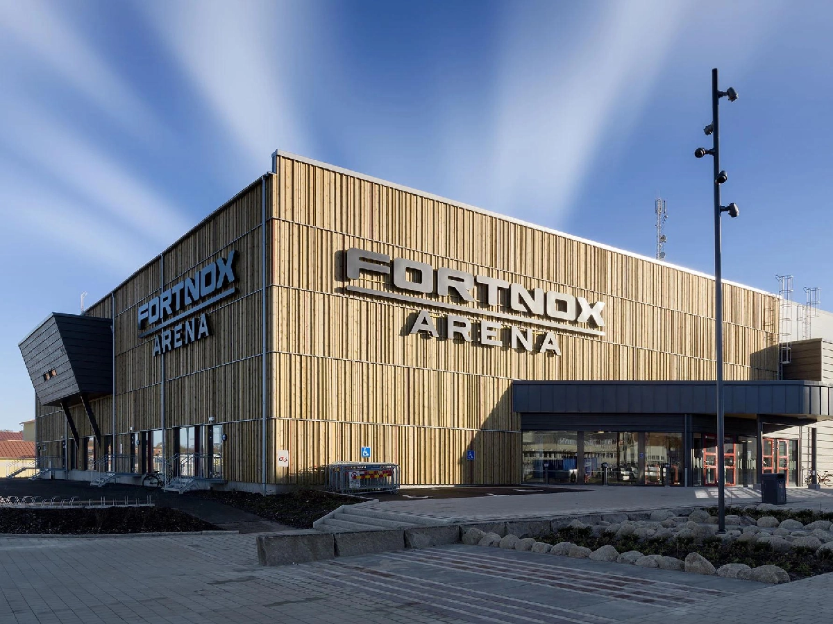 Arena med publikentré och teknisk infrastruktur