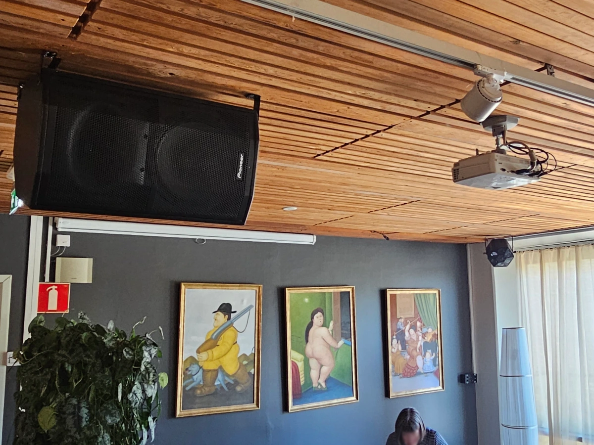 Publik eventmiljö med professionellt ljud, ljus och bild