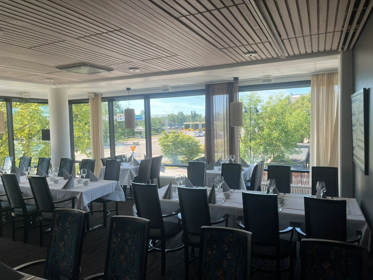 Konferensmiljö med skärm, mikrofon och enkel styrning från AVAB