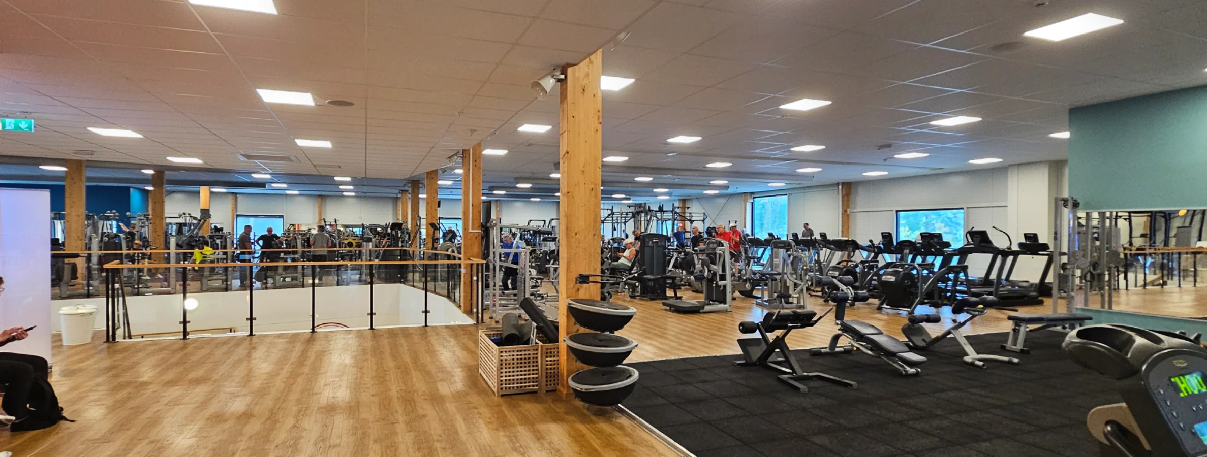 Träningslokal med gymutrustning och takhögtalare