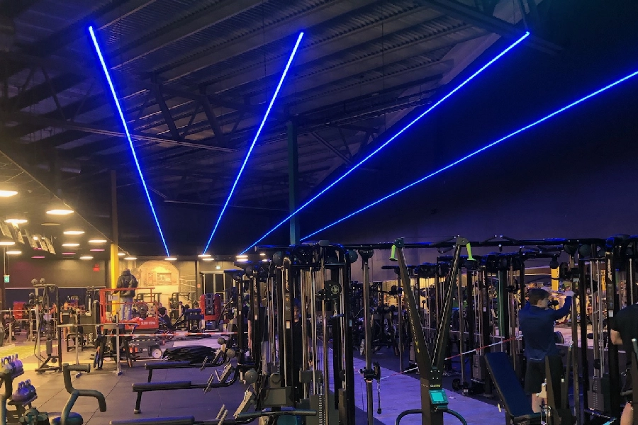 Gymmiljö med blå linjär LED-belysning
