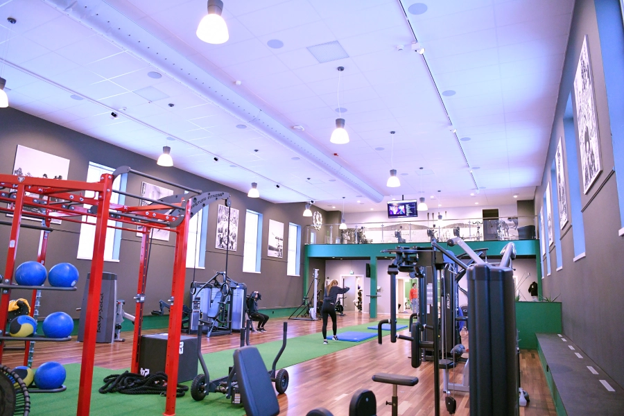 Gymmiljö med träningsutrustning och integrerade högtalare