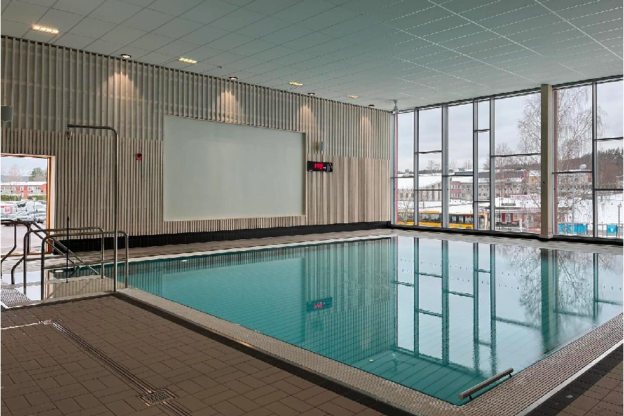 Simhall med ljud styrning och fukttålig teknik