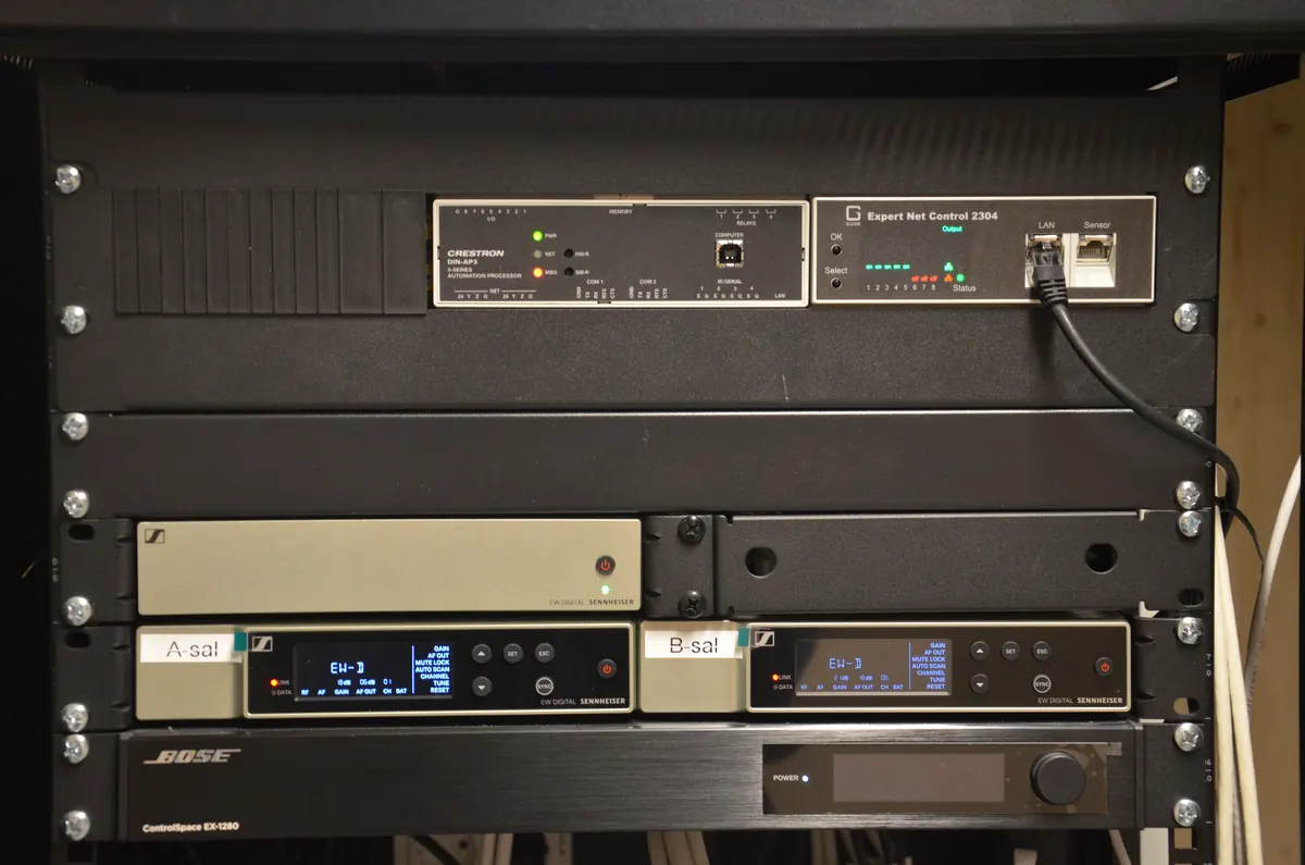 Teknikrack med Crestron, Sennheiser och Bose ControlSpace i Sörby sporthall