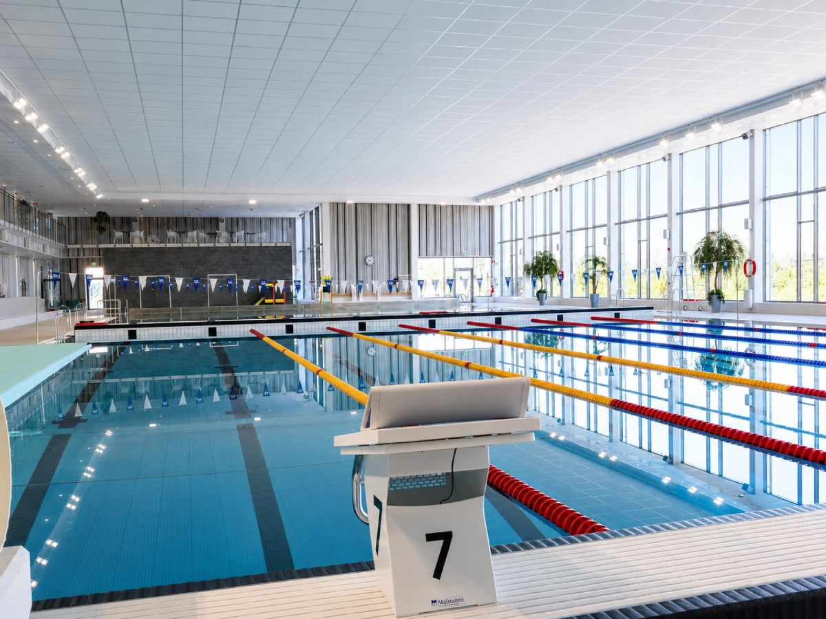 Simhall med publik läktare tävling och tillgänglighet