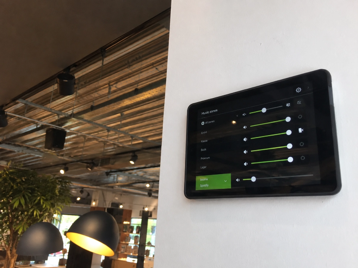 Professionellt installerade högtalare för jämn bakgrundsmusik i butik